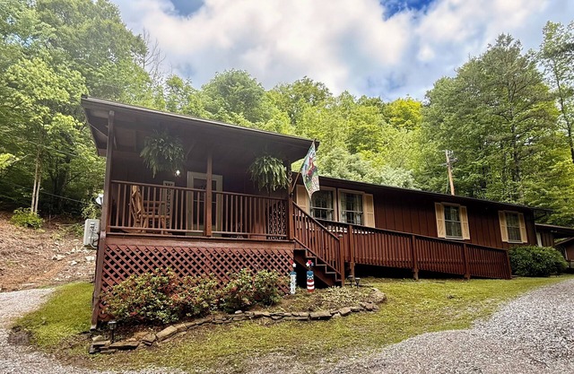 Charming 3-bedroom Cottage with AC, WiFi in quaint Sassafras/Red Oak.