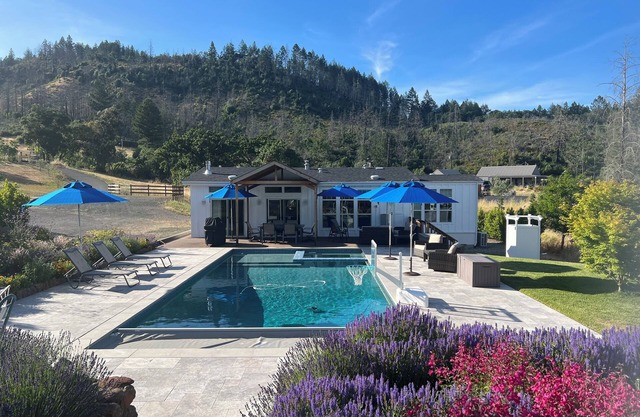 Red Pepper Retreat-heated pool, hot tub,walk, hike and/or bike to Annadel Trail