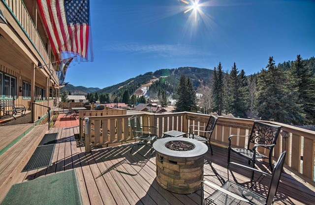 Red River Condo w/ Fire Pit: 1/2 Mi to Slopes!