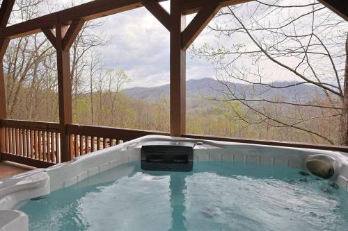 Red Roof-Cozy Cabin with Great Views, Hot Tub and near Bryson City