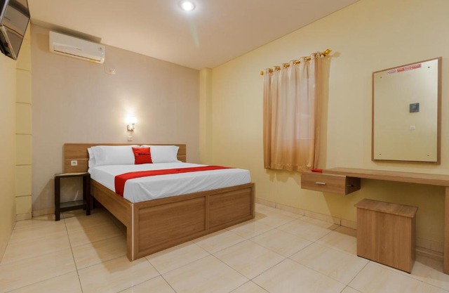 RedDoorz Plus near Pantai Malalayang Manado
