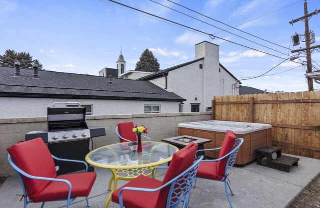 RedRocks Cozy Unit HotTub Arcade DancePole