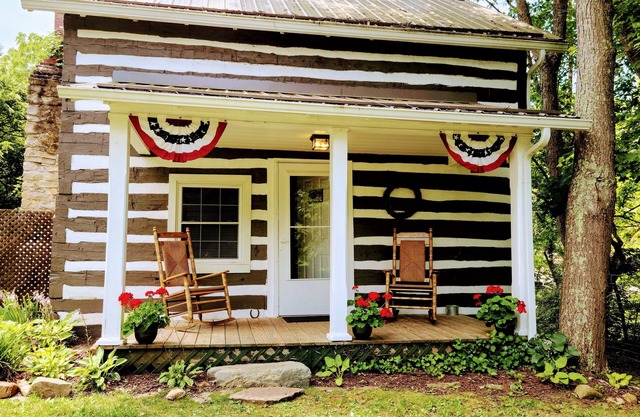 Acurrúcate con tu miel en nuestra acogedora cabaña de madera.