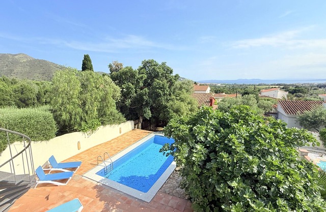 Ref. And18 - ACOGEDORA VILLA CON PISCINA