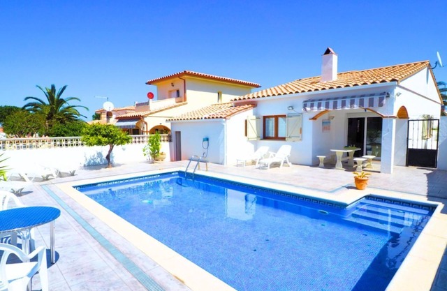 Ref. DESTINATA: Casa con piscina privada, aire acondicionado y wifi.