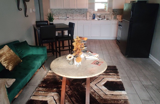 Refreshing & Snuggly 1bedroom w/free parking 10 mins from downtown and lsu