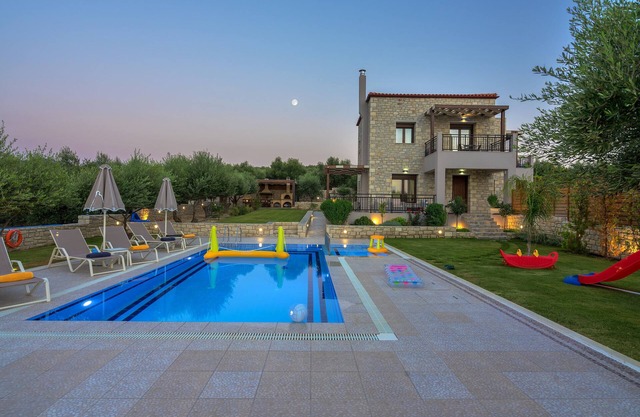 Relájate y disfruta del sol en una villa con piso de piedra con piscina privada y un gran jardín