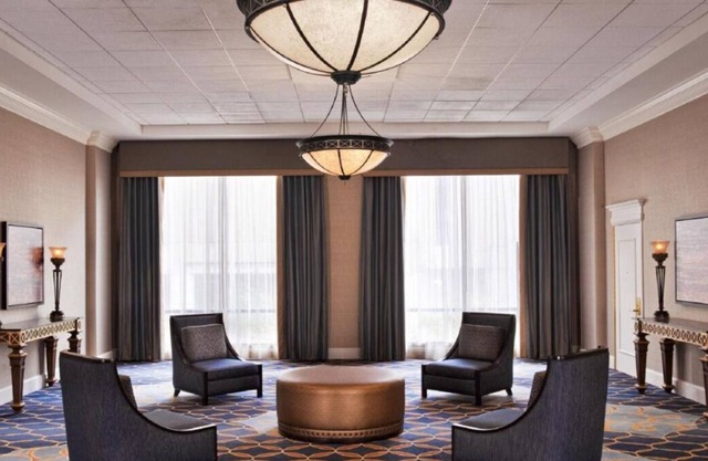 Relax and Recharge! 2 Comfortable Units, Restaurant, Minutes to Beale Street