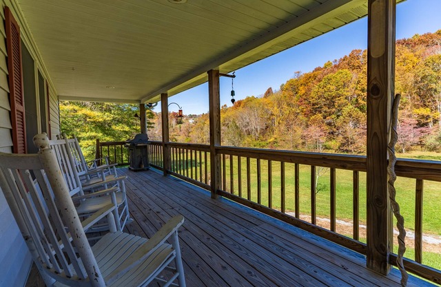 Relax by the Creek with your Family, Enjoy Fire Pit with Beautiful Fall Foliage