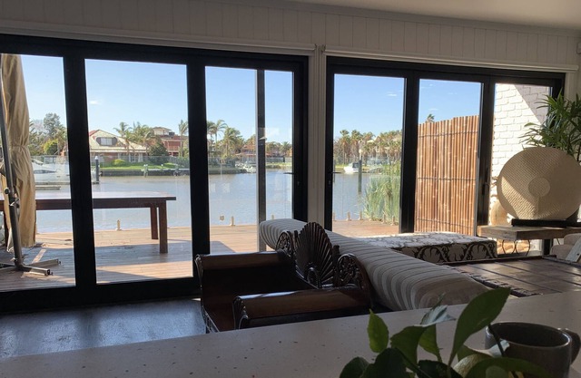 Relájese en la comodidad de las aguas con toda la casa para usted solo.