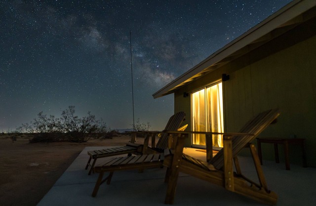 🌵 Relax in Style at The Green Jackrabbit - Hot Tub, Record Player + Endless Desert Views 🌵