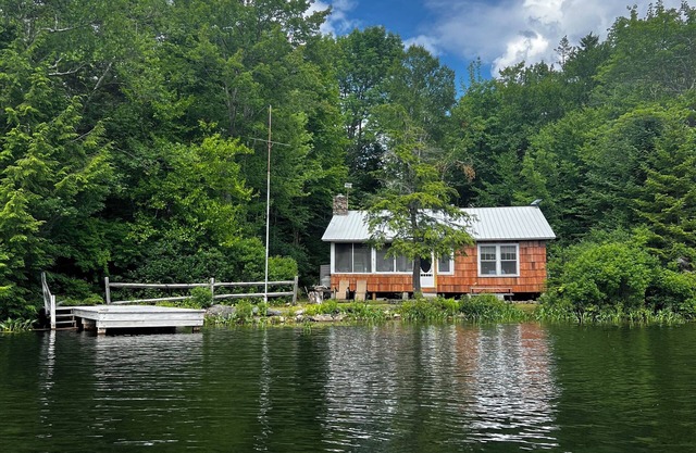 Lake Armington charming Lakefront 3-bedroom cabin. No Cleaning/Pet Fees