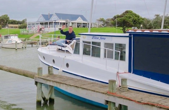 Relax onboard 'Eliza Jane' for a romantic getaway!