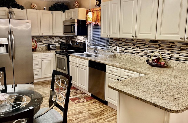 **RELAX ON THE RIVER, Spectacular Views- Large Backyard on River - Updated House