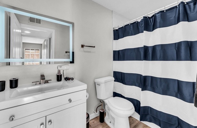 Relaxed 2BR Condo Close to Dining & Entertainment