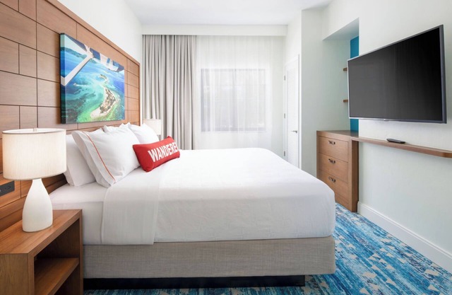 Relaxed Suite w/ King Bed + Cozy Sitting Area – Ideal Stay!
