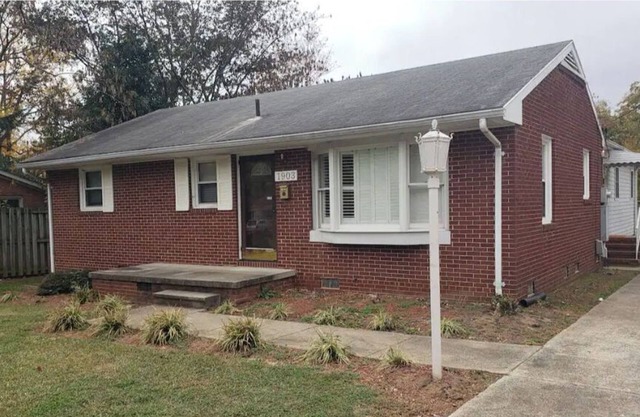 Relaxing 3 bd/2bth House near to Elon, Chapel Hill and Greensboro. Summer pool