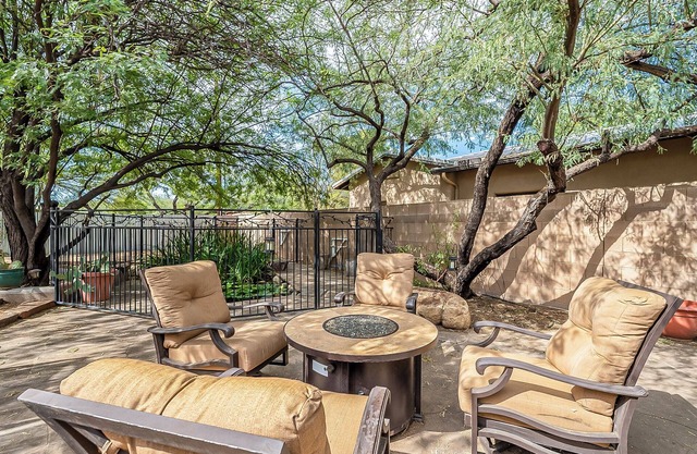 Relaxing 3BD/2BA Near UofA w/ BBQ, Koi Pond, Zen Garden - Low Summer Rates! 🪷