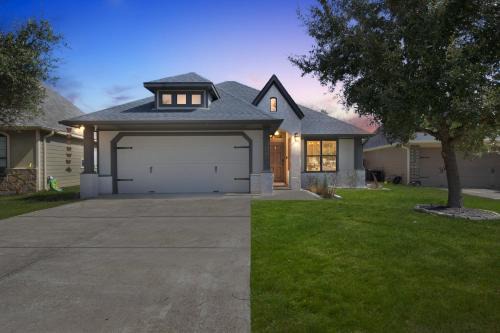 Relaxing College Station Retreat with Hot Tub home