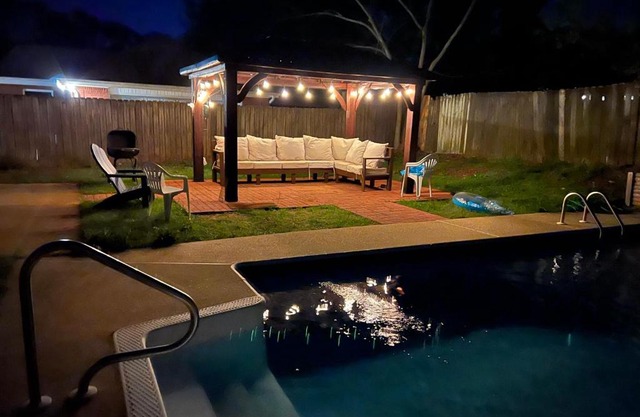 Relaxing Oasis with Pool Gazebo in Family-Friendly Neighborhood