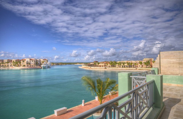 Relajante suite de lujo con vista al mar.