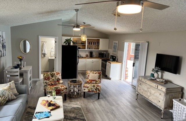 Relaxing Poolside Villa- Minutes to beaches and NAS!!