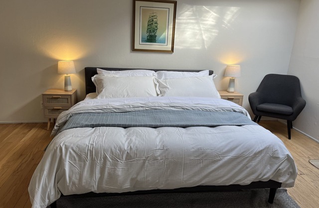 Relaxing Retreat: 3 bedroom overlooking the bay. Dog-friendly!