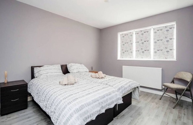 Remaj Accommodation, 4 Bedrooms, 6 Beds , sleeps 7 & free residential parking