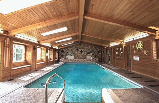 Remarkable 3-bedroom home, indoor pool, golf, on the lake, 30 min to Twin Cities