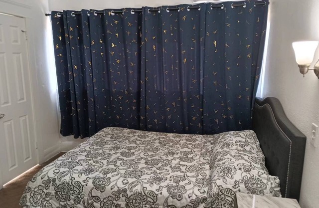 Remodeled 2 Bedroom Private Home 1 Full bath/kitchen/living room w/ BIG SMART TV