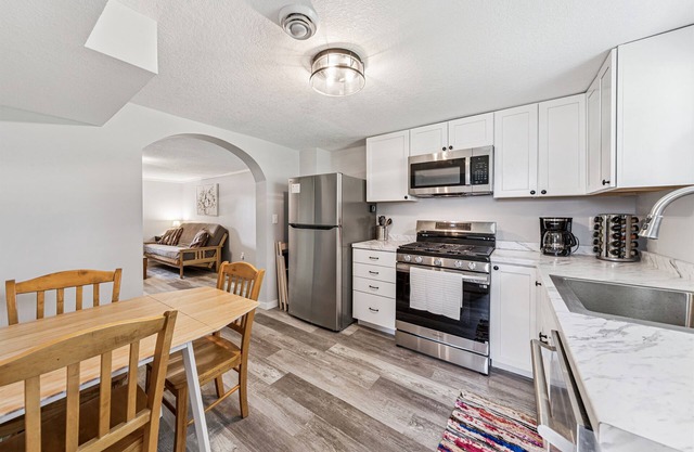 Remodeled 4 Bed Home by Wedding Venues w/ Bonfire