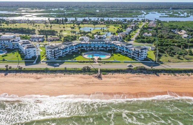 Condominio en el primer piso con increíbles vistas al mar y a la piscina