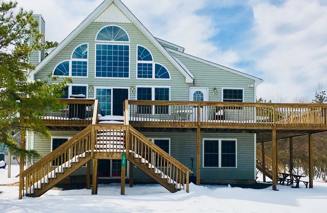 ¡NUEVO! Lakeside 8BR Pocono Area Villa w / bañera de hidromasaje!