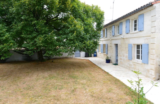 Charentaise renovado propiedad con piscina privada. 9 duerme. Se admiten mascotas