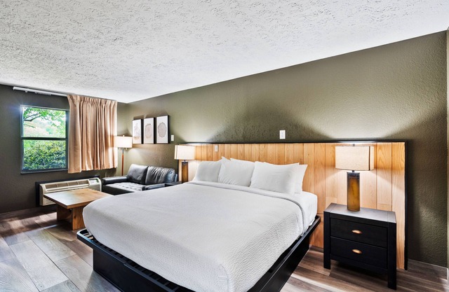 Renovated 1 King Pet Friendly