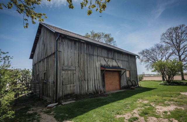 Casa de campo moderna de 1920 con granero en un acre de tierra.