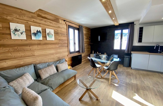Apartamento T3 renovado con 2 dormitorios, cerca del centro, parking, Formiguères