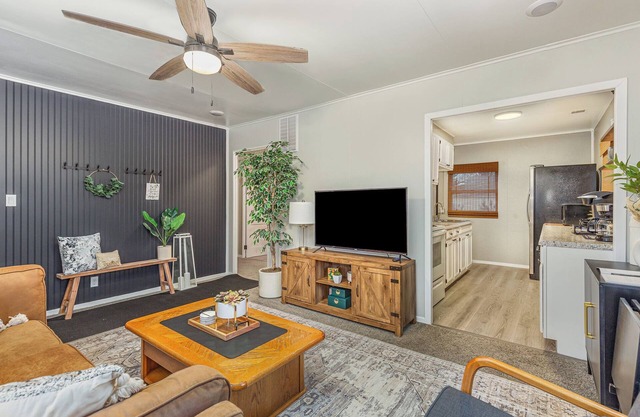 Renovated 2 BR Oasis in Jeffersonville - 10 Mins to Louisville - with Yard