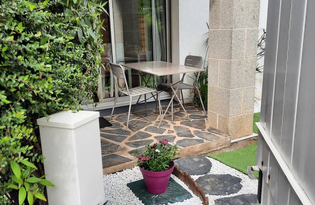 Renovated 2* studio with bedroom, quiet, small garden on the Breton Riviera