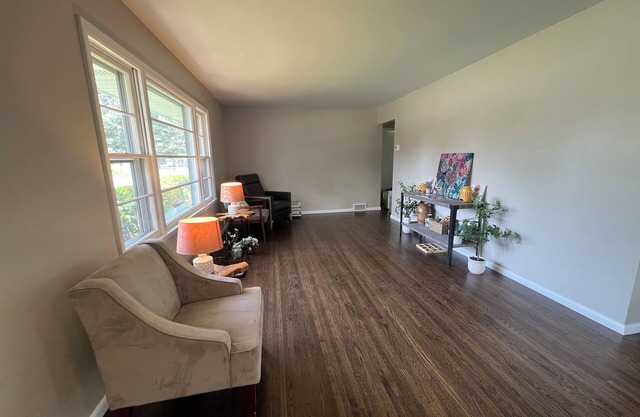 Renovated 3-bedroom house with granite and hardwood located near MOA and MSP