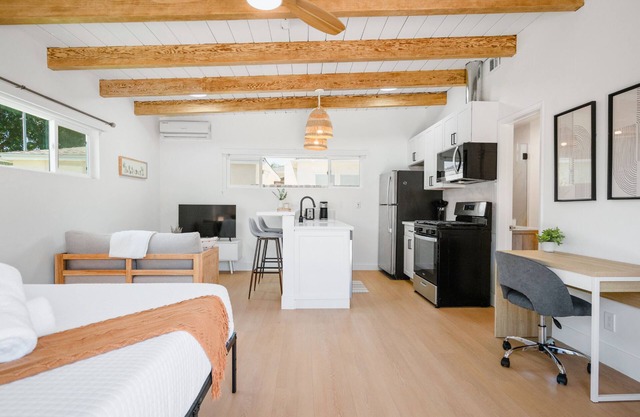 Renovated Cali chic studio w/ AC