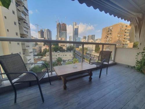 Renovated central 3 bedroom apt with great terrace and Bomb Shelter