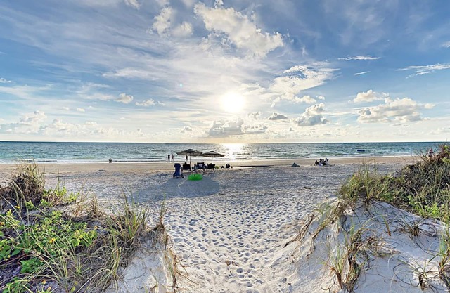 ¡Casa costera renovada inspirada en la casa adosada a pasos de la playa!