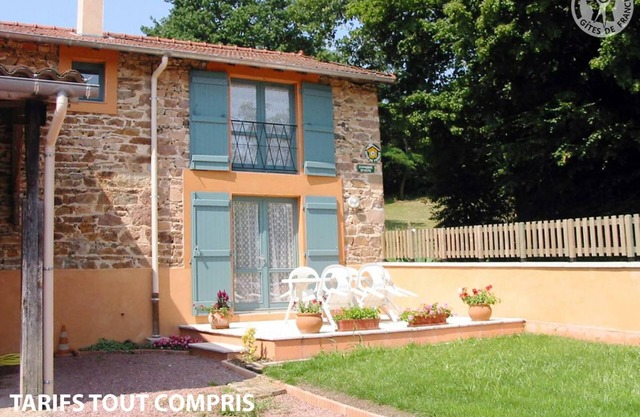 Casa rural con terraza y comodidades modernas, ideal para familias, cerca de Charlieu y Lac des Sapins