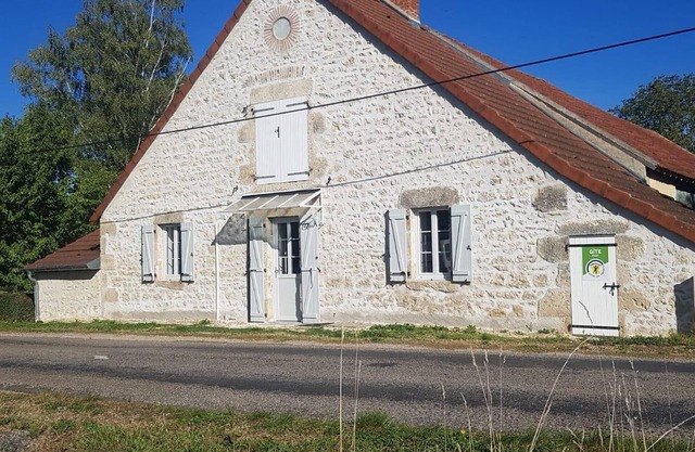 Casa de Campo Renovada con Jardín, WiFi y Cerca de Servicios