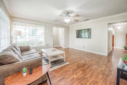 Renovated home minutes from Fresno State/Airport
