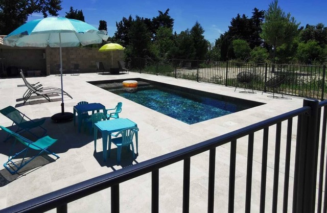 Renovated independent studio, swimming pool, 10min Avignon