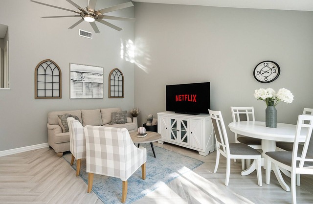 ~ Renovated Luxe Condo at Rayburn Country Club golf resort ~