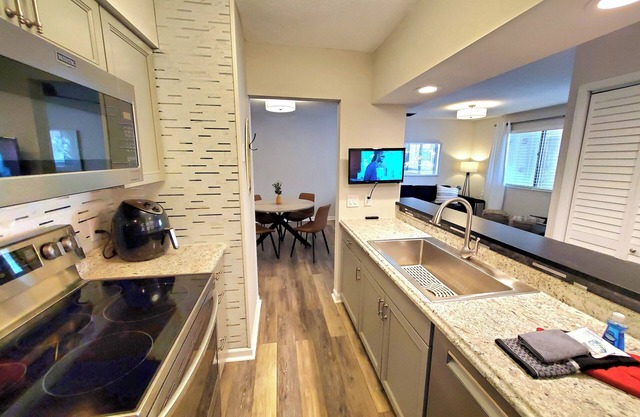 Newly Renovated, 2 bedroom. Oceanview. Sleeps 9. FREE Tickets