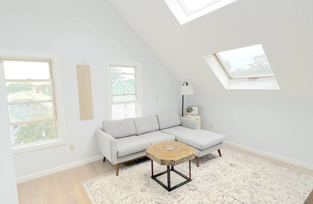 Renovated Private Loft w/ King Bed Downtown Beverly Close to Salem!